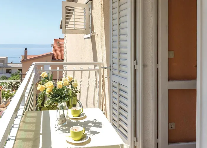 Awesome Apartment In Makarska With Kitchen